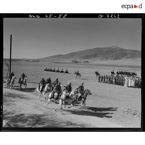 Un général passe en revue des troupes.