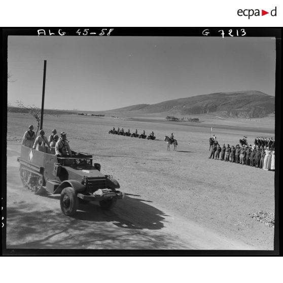 Un général passe en revue des troupes.