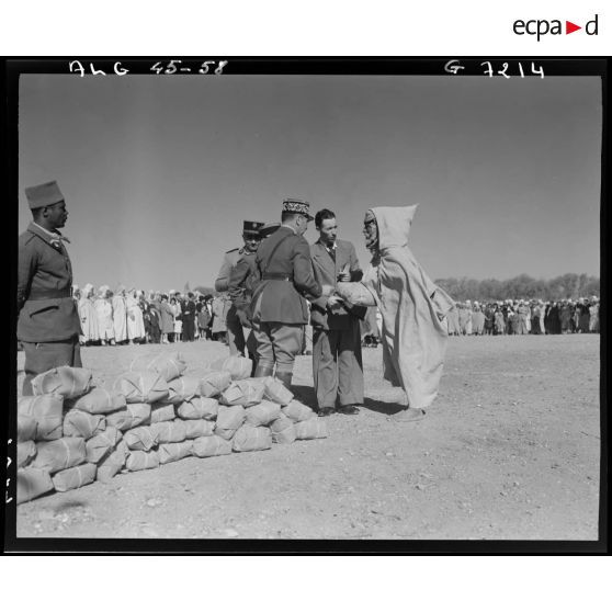 Fin de manoeuvre en présence d'autorités civiles et militaires, dans les Aurès.