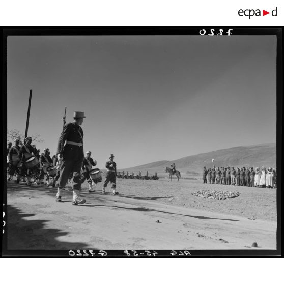 Fin de manoeuvre en présence d'autorités civiles et militaires dans les Aurès.