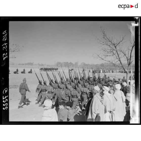 Fin de manoeuvre en présence d'autorités civiles et militaires dans les Aurès.