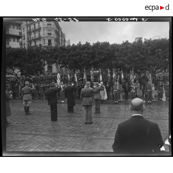 Des autorités militaires passent en revue des troupes, à Alger.