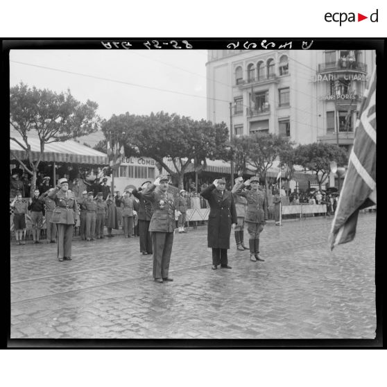 Le général de corps d'armée Henry Martin, le général de division Jean Breuillac, des autorités militaires et civiles passent en revue des troupes, à Alger.