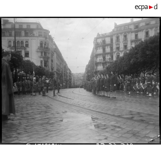 Le général de division Jean Breuillac, assisté d'autorités militaires, passe en revue des troupes, à Alger.