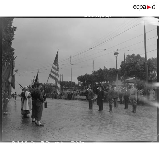 Le général de corps d'armée Henry Martin, le général de division Jean Breuillac, des autorités militaires et civiles passent en revue des troupes, à Alger.