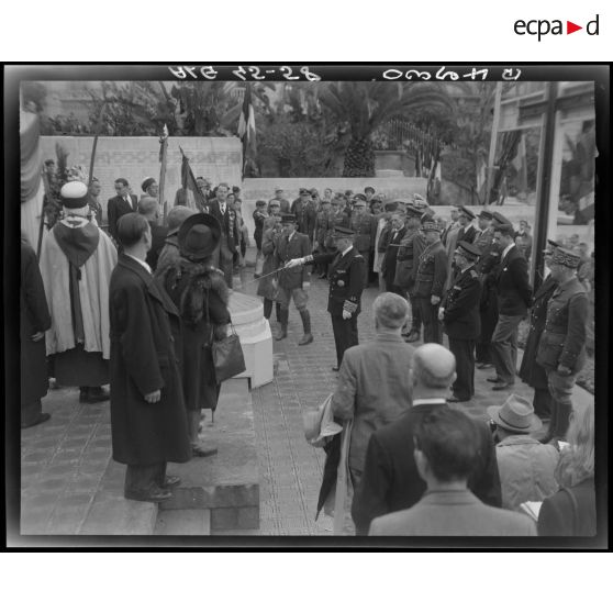 Cérémonie commémorative devant le monument aux morts d'Alger, en présence d'autorités militaires et civiles.