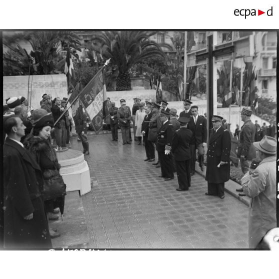 Cérémonie commémorative devant le monument aux morts d'Alger, en présence d'autorités militaires et civiles.