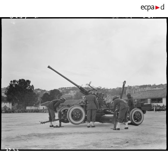 Installation d'un canon antiaérien.