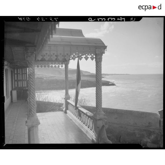 Vue extérieure d'une terrasse de la maison des auxiliaires féminines de l'armée de Terre (AFAT), à Cap-Caxine, face à la mer.