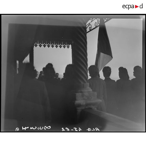 Les assistantes sociales de la maison des auxiliaires féminines de l'armée de Terre (AFAT) reçoivent la visite du général de corps d'armée Henry Martin.