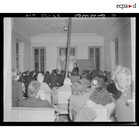 Stage d'informations sociales des assistantes sociales à la maison des auxiliaires féminines de l'armée de Terre (AFAT), à Cap-Caxine.