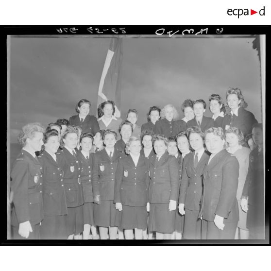 Photographie de groupe des assistantes sociales de la maison des auxiliaires féminines de l'armée de Terre (AFAT), à Cap-Caxine.