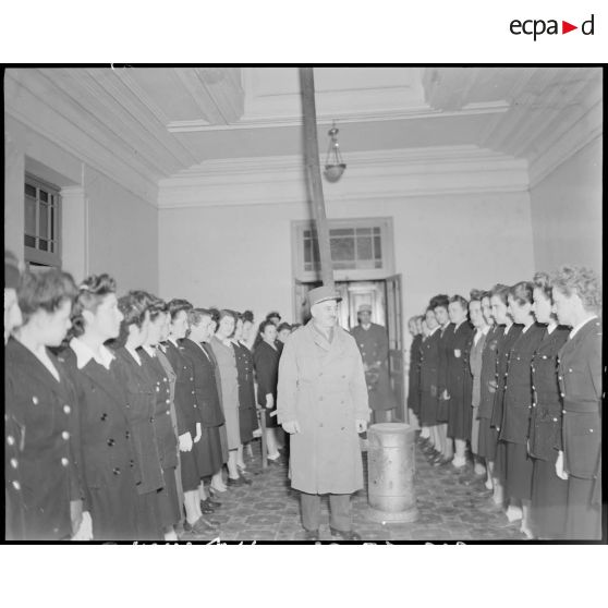 Les assistantes sociales de la maison des auxiliaires féminines de l'armée de Terre (AFAT) reçoivent la visite du général de corps d'armée Henry Martin.