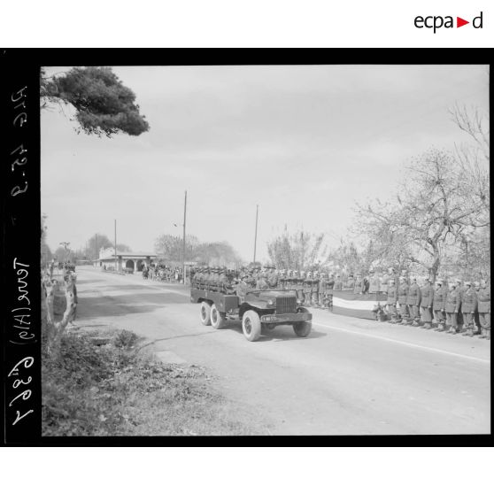 Le général Louchet assiste au défilé de l'infanterie portée à l'école interarmes de Cherchell.