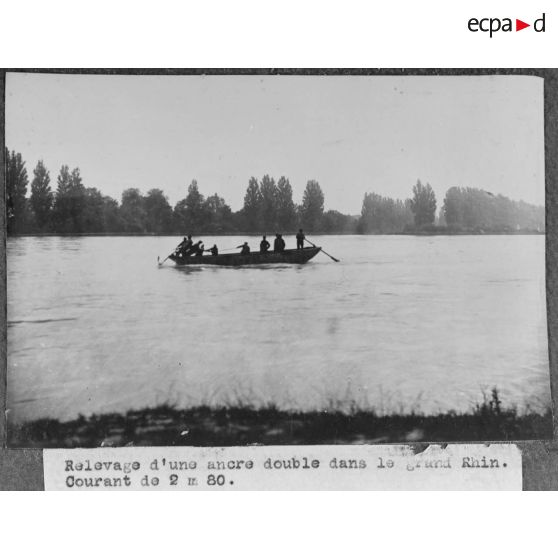 Relevage d'une ancre double dans le grand Rhin. Courant de 2 m 80. [légende d'origine]