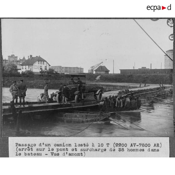 Passage d'un camion lesté à 10 tonnes (2200 AV - 7800 AR) (arrêt sur le pont et surcharge de 38 hommes dans le bateau - Vue d'amont). [légende d'origine]