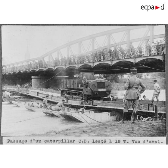 Passage d'un caterpillar C.D. lesté à 15 tonnes. Vue d'aval. [légende d'origine]