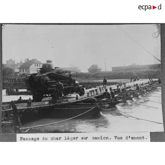 Passage du char léger sur camion. Vue d'amont. [légende d'origine]