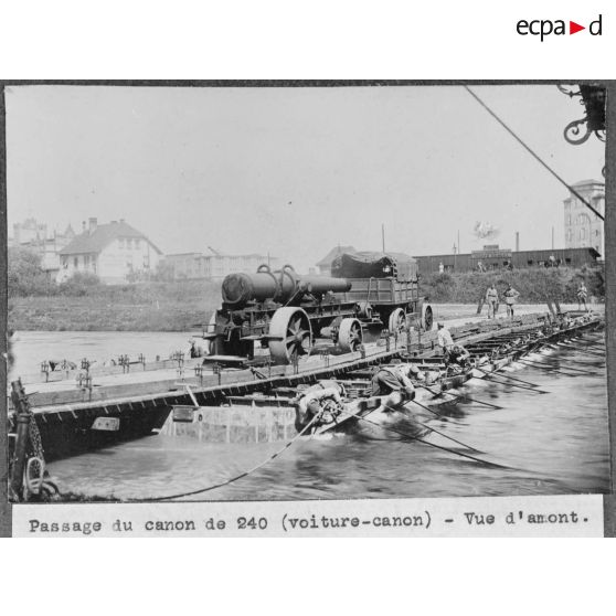 Passage du canon de 240 mm (voiture-canon) - Vue d'amont. [légende d'origine]