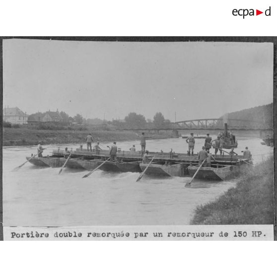 Portière double remorquée par un remorqueur de 150 HP. [légende d'origine]