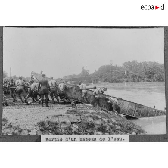 Sortie d'un bateau de l'eau. [légende d'origine]