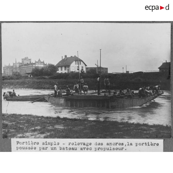 Portière simple - relevage des ancres, la portière poussée par un bateau avec propulseur. [légende d'origine]