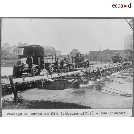 Passage du canon de 240 mm (voiture-affût) - Vue d'amont. [légende d'origine]