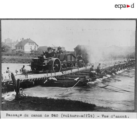 Passage du canon de 240 mm (voiture-affût) - Vue d'amont. [légende d'origine]