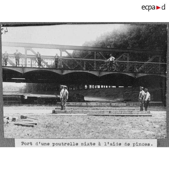 Port d'une poutrelle mixte à l'aide de pinces. [légende d'origine]