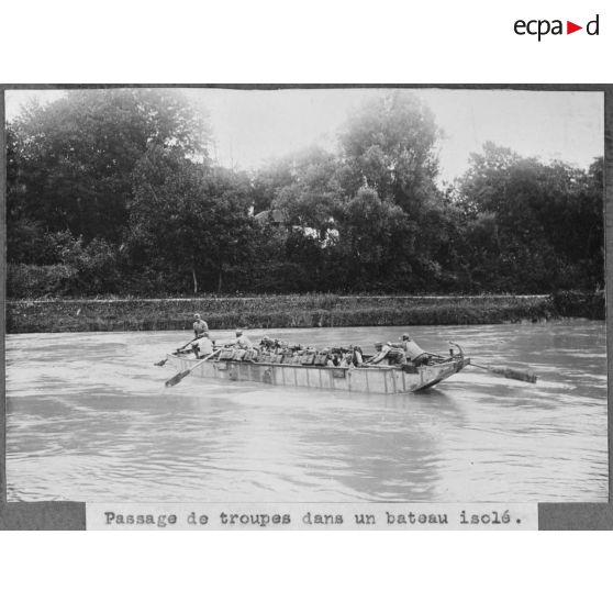 Passage de troupes dans un bateau isolé. [légende d'origine]