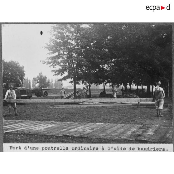 Port d'une poutrelle ordinaire à l'aide de baudriers. [légende d'origine]