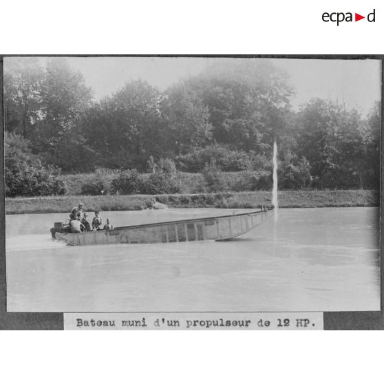 Bateau muni d'un propulseur de 12 HP. [légende d'origine]