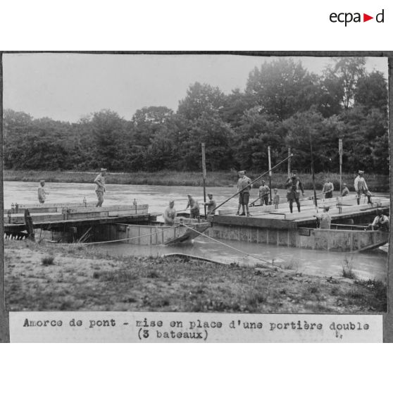 Amorce de pont - mise en place d'une portière double (3 bateaux). [légende d'origine]