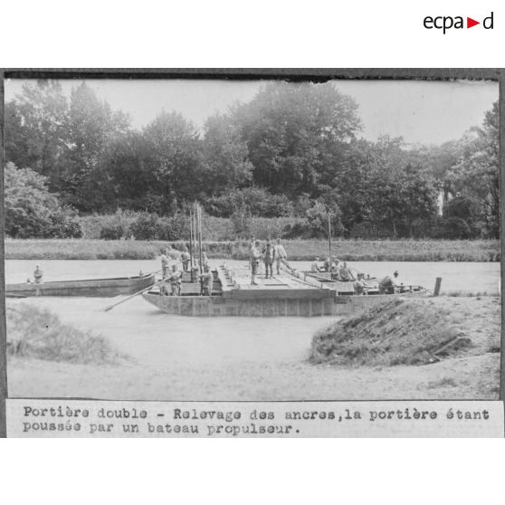 Portière double - relevage des ancres, la portière étant poussée par un bateau propulseur. [légende d'origine]