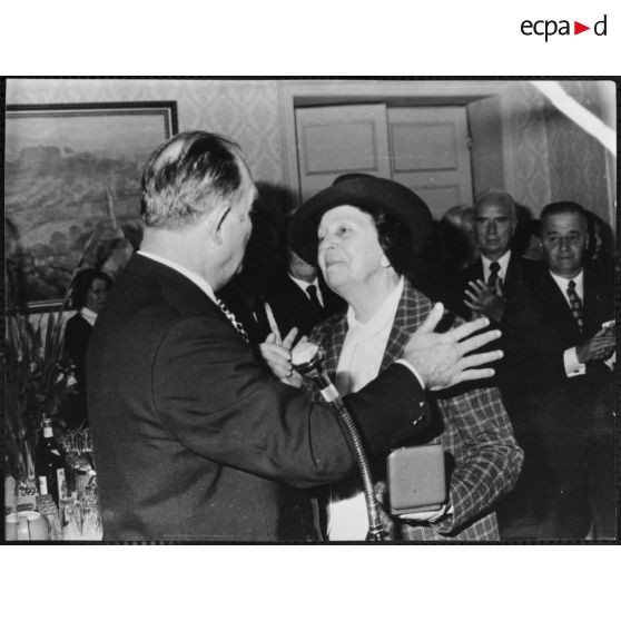 Madame de Larminat reçoit la médaille d'argent de la ville d'Alès de Monsieur Roucaute, député maire. [légende d'origine]