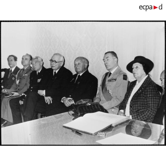 Réception à la mairie. [légende d'origine]