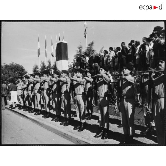 Le piquet d'honneur. [légende d'origine]