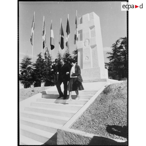 Madame la générale de Larminat - Monsieur Pierre Delsol, commandeur de la légion d'honneur, compagnon de la libération, ancien 1ère DFL. [légende d'origine]