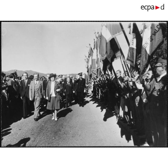 Monsieur René Maldant, général 1ère DFL, Provence - Maître Christian de Revol et Madame de Larminat - Amiral Lahaye - Le préfet, Monsieur de Boislambert - Les drapeaux. [légende d'origine]