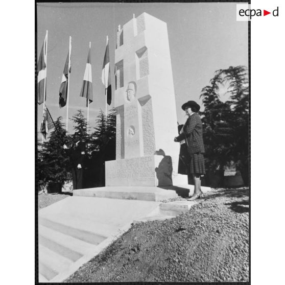 Madame la générale de Larminat - Monsieur Vincent Omana (?), porte fanion du général. [légende d'origine]