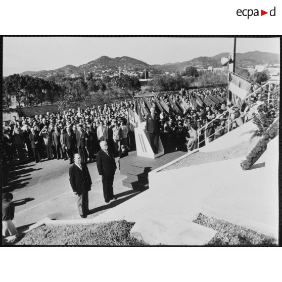 Monsieur Roucaute, député maire d'Alès - Monsieur Plantevin, compagnon de la libération - une partie de la foule. [légende d'origine]