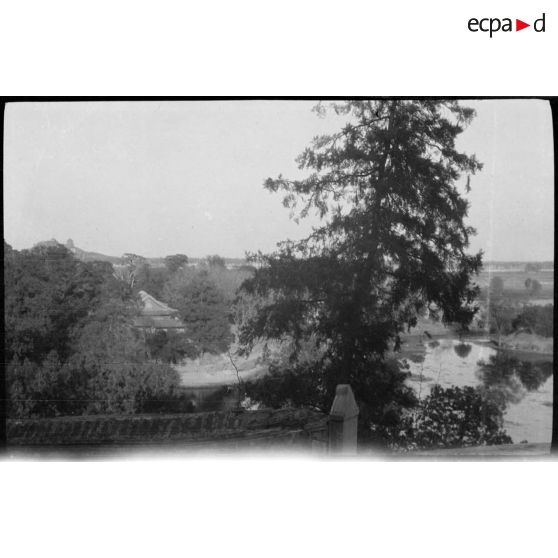 [Pékin. Un lac dans un jardin].