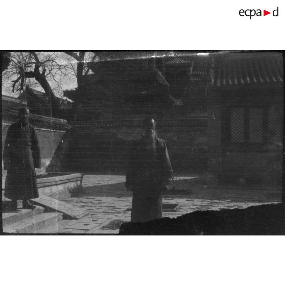 [Pékin. Deux hommes dans une cour].