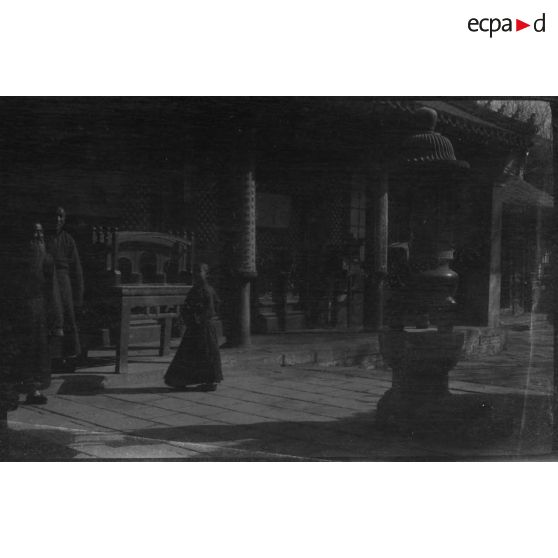 [Pékin. La cour d'un temple].