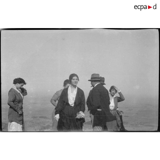 [Un groupe de femmes et d'hommes sur les hauteurs autour de Pékin].