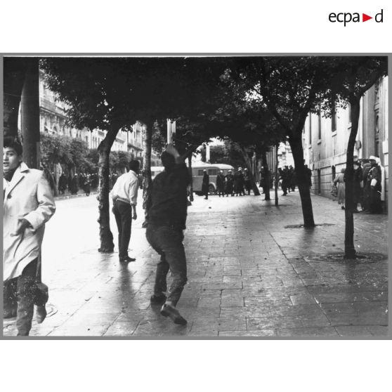 [Alger, décembre 1960. Manifestation du Front pour l'Algérie française (FAF)].