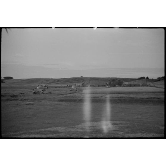 Non loin de Vilnius, des blindés Panzer IV quittent ou montent vers la ville.