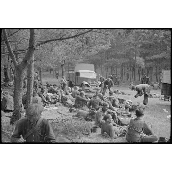 Des unités variées de l'armée allemande viennent de quitter la ville de Vilnius qu'ils défendaient devant la pression de l'armée Rouge.