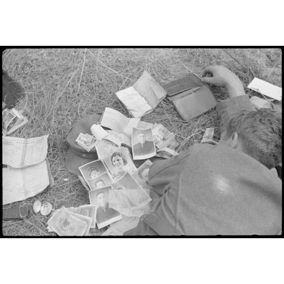 Après avoir échappé à la retraite de Vilnius, un fantassin allemand fait sécher le contenu de ses poches, ici, des billets de banque.