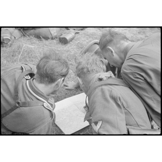 A peine réchappés de la ville de Vilnius, des fantassins dont un sous-officier, examinent une carte.